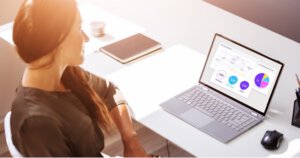 Enthusiastic woman leading a performance strategy session, demonstrating the power of performance strategy and AI in maximizing employee potential for improved business performance.